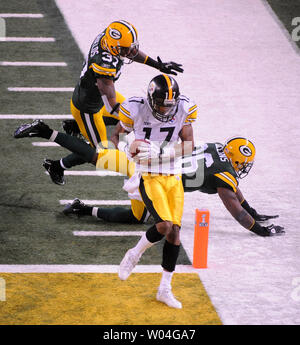 Pittsburgh Steelers wide receiver Mike Wallace scores a fourth quarter touchdown against the Green Bay Packers during Super Bowl XLV at Cowboys Stadium in Arlington, Texas on February 6, 2011.    UPI/Pat Benic Stock Photo