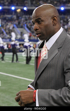 Deion Sanders competing for the San Francisco 49ers at the 1995 Superbowl  Stock Photo - Alamy