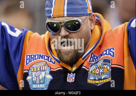 A San Francisco 49er fan wears a varsity letter jacket detailing 4 of their  5 Super Bowl Champion winning seasons during the Stock Photo - Alamy