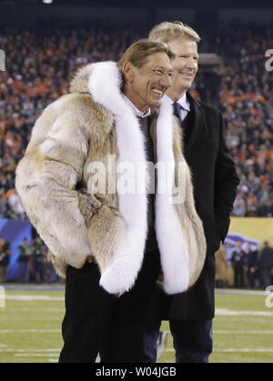 Former New York Giants Phil Simms waves to fans as he is inducted into the  Giants Ring of Honor at New Meadowlands Stadium in East Rutherford, New  Jersey, Sunday, October 3, 2010. (Photo by David Pokress/Newsday/MCT/Sipa  USA Stock Photo - Alamy