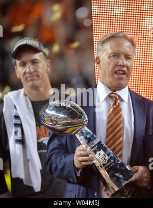 John Elway of the Denver Broncos holds up the Vince Lombardi trophy after  winning Super Bowl XXXII on 1/25/98 in San Diego, CA Broncos 31, Packers 24  Stock Photo - Alamy