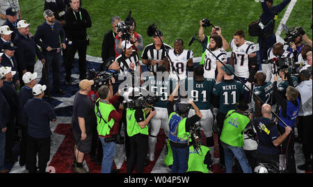 Houston, TX, USA. 7th Oct, 2018. Houston Texans defensive end J.J. Watt  (99) and Dallas Cowboys quarterback Dak Prescott (4) meet at mid-field for  the coin toss prior to the start of