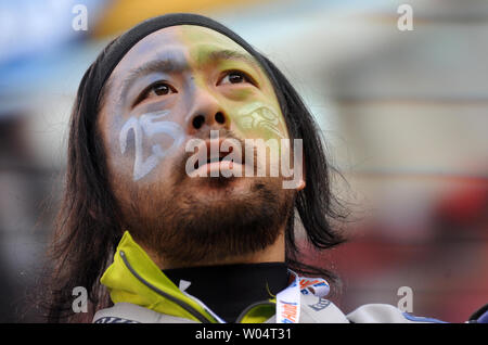 A Denver Broncos fan weers a big hat prior to the start of an NFL football  game between the Denver Broncos and the New York Jets Sunday, Oct. 17,  2010, in Denver. (AP Photo/ Barry Gutierrez Stock Photo - Alamy