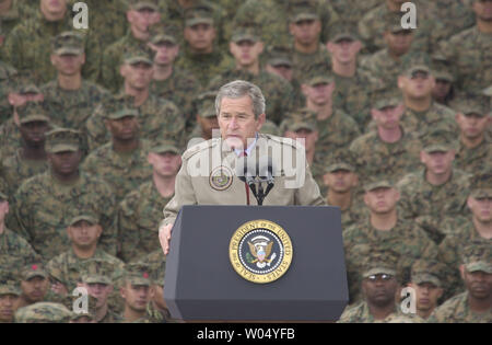 U.S. President George W. Bush speaks to thousands of Marines at Camp Pendleton, California, December 7, 2004. Bush thanked the Marines for their service in Iraq on the 63rd anniversary of the bombing of Pearl Harbor. Marines from Camp Pendleton have experienced some of the largest casualty rates during the war in Iraq.    (UPI Photo/Earl Cyrer) Stock Photo