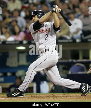 Houston Astros' Brad Ausmus swings the bat against the Pittsburgh Pirates  in Major League baseball Thursday, Aug. 10, 2006 in Houston. (AP Photo/Pat  Sullivan Stock Photo - Alamy