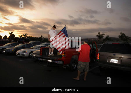 Concert goers display an American flag in the parking lot of the Coors Amphitheater in Chula Vista, California, August 2, 2006 during the Sean Hannity Freedom Concert featuring Country singers Hank Williams Jr, The Charley Denials Band and Lee Greenwood. (UPI Photo/Earl S. Cryer) Stock Photo