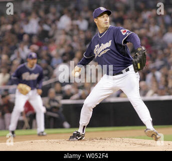 San Diego Padres pitcher Greg Maddux throws in the first inning against the San Francisco Giants at Petco Park in San Diego on April 11, 2007. The Padres beat the Giants 4-0 and Maddux was the winning pitcher.   (UPI Photo/Roger Williams) Stock Photo