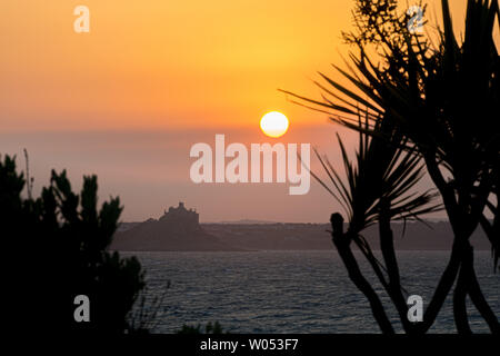 Mousehole, Cornwall, UK. 27th June 2019. UK Weather. Strong but warm winds, with a distinctively mediterranean smell at sunrise as viewed from Mousehole this morning. Credit Simon Maycock / Alamy Live News. Stock Photo