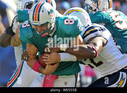 San Diego Chargers linebacker Larry English before an NFL pre-season  football game against the San Francisco 49ers Friday, Sept. 4, 2009 in San  Diego. (AP Photo/Denis Poroy Stock Photo - Alamy