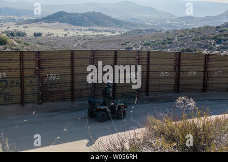 US-Mexico Border Fence divides Calexico, California and Mexicali ...