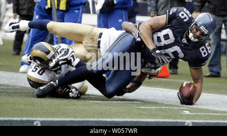 Chicago Bears' Pisa Tinoisamoa (L) hugs Chicago Bears' Corey Graham after  Graham downed a punt inside the one-yard line during the second quarter of  the NFC divisional playoff against the Seattle Seahawks