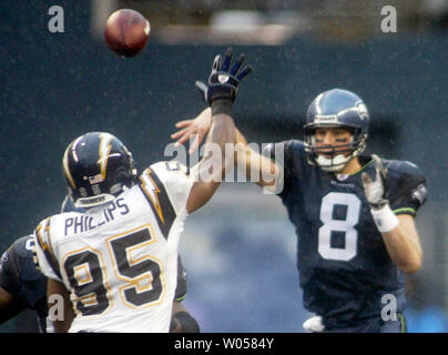 Seattle Seahawks quarterback Matt Hassesbeck passes under pressure from San Diego Charger linebacker Shaun Phillips in the fourth quarter December 24, 2006 in Seattle. Hasselbeck passed for 189 yards in the Seahawks 17-20 loss to the Chargers. (UPI Photo/Jim Bryant) Stock Photo