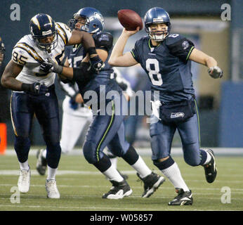 Seattle Seahawks quarterback Matt Hasselbeck (8) scrambles against the San Diego Chargers in the fourth quarter at Qwest Field in Seattle December 24, 2006. Hasselbeck completed 17 of 37 passes for 189 yards and had two intercepted in the Seahawks 17-20 loss to the Chargers. (UPI Photo/Jim Bryant) Stock Photo