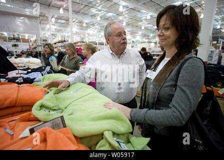 Costco co-founder Jim Sinegal (L) talks with Tammi Laush, Assistant Merchandise Manager, during  the grand opening of a Costco in Gig Harbor, WA., on November 2, 2007.  (UPI Photo/Jim Bryant) Stock Photo