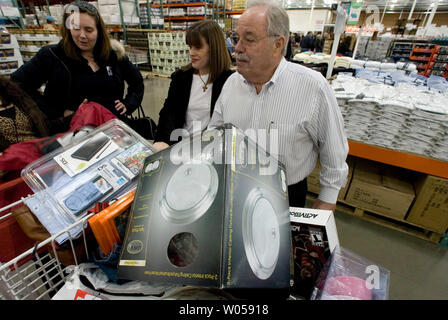 Costco co-founder Jim Sinegal greets customers at the grand opening of store in Gig Harbor, WA., on November 2, 2007.  (UPI Photo/Jim Bryant) Stock Photo