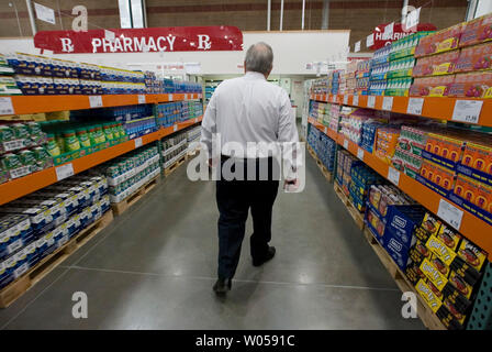 Costco co-founder Jim Sinegal walks down an aisle during the grand opening of a Costco store in Gig Harbor, WA., on November 2, 2007.  (UPI Photo/Jim Bryant) Stock Photo