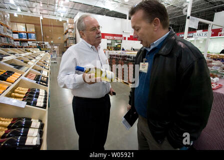 Costco co-founder Jim Sinegal (L) talks about a selection of wine with Greg Kulczyk, Assistant Merchandise Manager, during  the grand opening of a Costco in Gig Harbor, WA., on November 2, 2007.  (UPI Photo/Jim Bryant)) Stock Photo