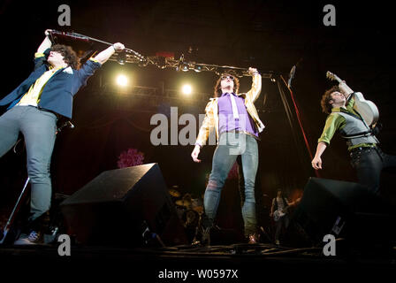 The Jonas Brothers (L to R) Nick, Joe and Kevin wave to the crowd after performing their hit song 'Mandy' during the 10th Annual Jingle Bell Bash at the Tacoma Dome in Tacoma, Washington on December 4, 2007.  (UPI Photo/Jim Bryant). Stock Photo