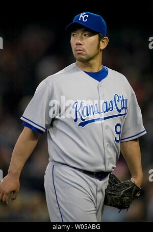 Los Angeles, California, USA. 21st Mar, 2017. (L-R) Hideo Nomo, Tommy  Lasorda WBC : Hideo Nomo throws out the ceremonial first pitch before the  2017 World Baseball Classic Semifinal game between United