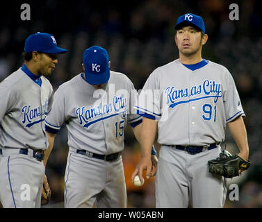 Los Angeles, California, USA. 21st Mar, 2017. (L-R) Hideo Nomo, Tommy  Lasorda WBC : Hideo Nomo throws out the ceremonial first pitch before the  2017 World Baseball Classic Semifinal game between United