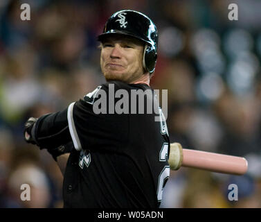 Chicago White Sox's Joe Crede (24) pumps his fist as he rounds