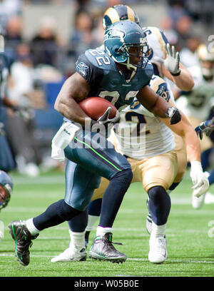 Seattle Seahawks running back Julius Jones (R) runs past Chicago Bears  linebacker Brian Urlacher in the first quarter at Qwest Field in Seattle on  August 16, 2008. Jones rushed for 32 on