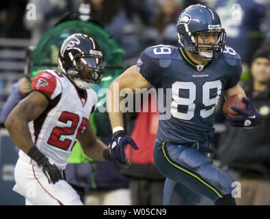 Seattle Seahawks tight end John Carlson heads upfield after catching a  25-yard pass against defending Arizona Cardinals linebacker Chike Okeafor  (L) in the third quarter at Qwest Field in Seattle on November