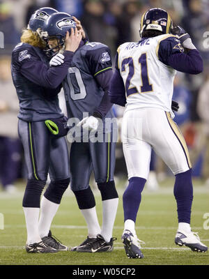 Seattle Seahawks kicker Steven Hauschka warms up before playing the St.  Louis Rams in an NFL football game, Sunday, Dec. 29, 2013, in Seattle. (AP  Photo/Elaine Thompson Stock Photo - Alamy