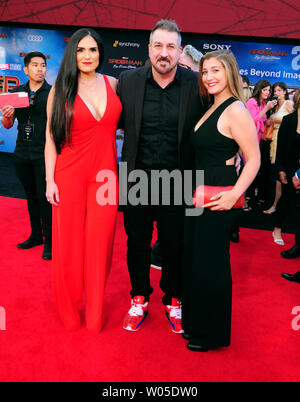 Joey Fatone and daughter Briahna Fatone attend a Justin Timberlake concert  at the Hammerstein Ballroom on Thursday, July 10, 2014 in New York. (Photo  by Evan Agostini/Invision/AP Stock Photo - Alamy