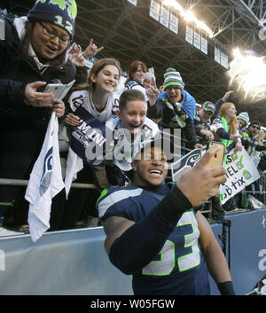 December 15, 2013: Seattle Seahawks outside linebacker Malcolm Smith (53)  tackles New York Giants tight end Bear Pascoe (86) during the first half of  Stock Photo - Alamy