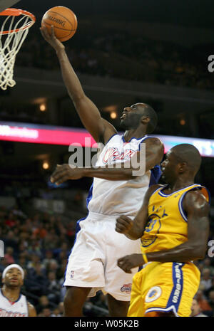 Los Angeles Clippers forward Tim Thomas (C) drives towards the hoop during the second quarter against the Golden State Warriors at the Oracle Arena in Oakland, California on March 09, 2007. (UPI Photo/Aaron Kehoe) Stock Photo
