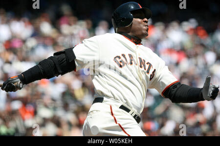 San Francisco Giants left fielder Barry Bonds (25) swings at a pitch from New York Mets pitcher John Maine (33) but takes a strike during the first inning at AT&T Park in San Francisco on May 9, 2007. (UPI Photo/Aaron Kehoe) Stock Photo