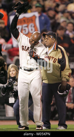 https://l450v.alamy.com/450v/w05kpn/san-francisco-giants-barry-bonds-speaks-to-the-sold-out-crowd-with-his-god-father-willie-mays-by-his-side-after-hitting-career-home-run-number-756-during-the-fifth-inning-against-the-washington-nationals-at-att-park-in-san-francisco-on-august-7-2007-upi-photoaaron-kehoe-w05kpn.jpg