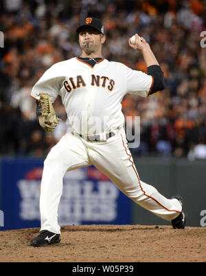 San Francisco Giants' Jeremy Affeldt (41) throws during a spring ...