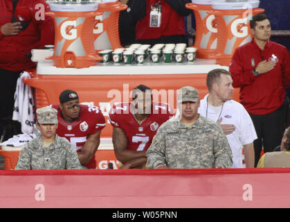 Colin kaepernick kneeling hi-res stock photography and images - Alamy