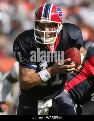 Buffalo Bills quarterback Drew Bledsoe (11) moves to hand off the football  on December 5, 2004 against the Miami Dolphins at Pro Player Stadium in  Miami, FL. The Buffalo Bills beat the Miami Dolphins 42-32. (UPI  Photo/Susan Knowles Stock Photo - Alamy