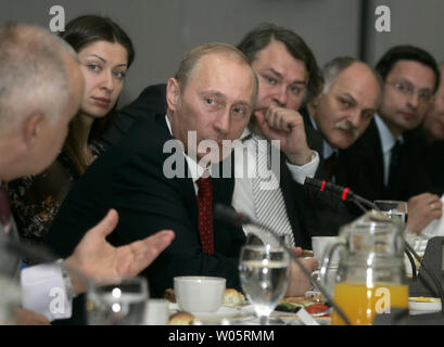 Russian President Vladimir Putin (C) meets with journalists of the Rossiya state television in the Bocharov Ruchei residence in the Black Sea resort of Sochi, May 13, 2006. (UPI Photo/Anatoli Zhdanov) Stock Photo