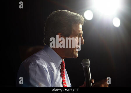 Democratic Presidential candidate Sen. John Kerry, D-Mass, talks to seniors during a campaign stop at the Affton Community Center in Affton, MO, on September 10, 2004.  (UPI Photo/Bill Greenblatt) Stock Photo