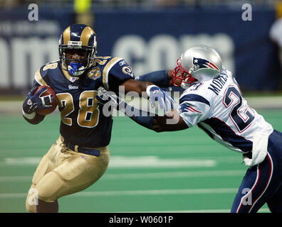 SLP2000011660 - 16 JANUARY 2000 - ST. LOUIS, MISSOURI, USA: St. Louis Rams  Marshall Faulk avoids a tackle in the first quarter of the NFC Divisional  playoff game against the Minnesota Vikings