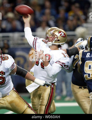 San Francisco, California, USA. 18th Dec, 1995. San Francisco 49ers vs.  Minnesota Vikings at Candlestick Park Monday, December 18, 1995. 49ers beat  Vikings 37-30. Minnesota Vikings quarterback Warren Moon (1) hands off