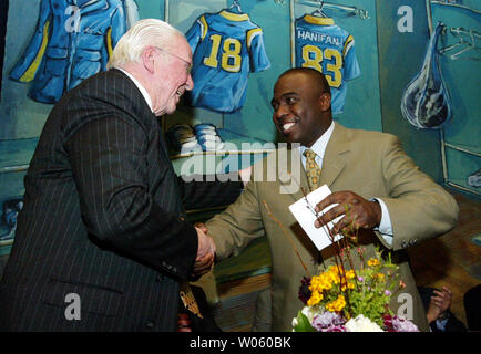 Former St. Louis football Cardinals head coach and St. Louis Rams offensive line coach Jim Hanifan (L) gives St. Louis Rams Marshall Faulk a handshake during a celebrity roast for Hanifan at the Ameristar Casino in St. Charles, MO on December 13, 2004. Hanifan has been a football coach on the high school, college and professional levels since 1959.  (UPI Photo/Bill Greenblatt) Stock Photo