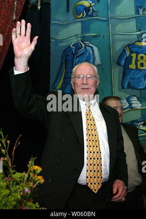 Former St. Louis football Cardinals head coach and St. Louis Rams offensive line coach Jim Hanifan waves to the crowd as he is intriduced at a roast for him at the Ameristar Casino in St. Charles, MO on December 13, 2004. Hanifan has been a football coach on the high school, college and professional levels since 1959. (UPI Photo/Bill Greenblatt) Stock Photo