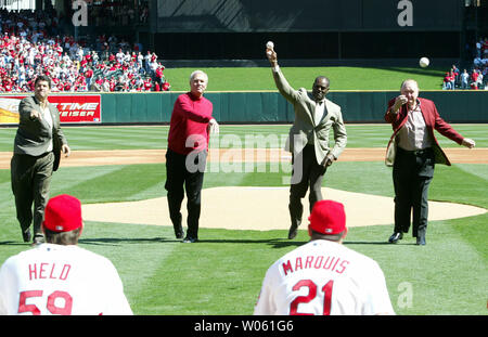 MIL@STL: Tom Pagnozzi throws ceremonial first pitch 