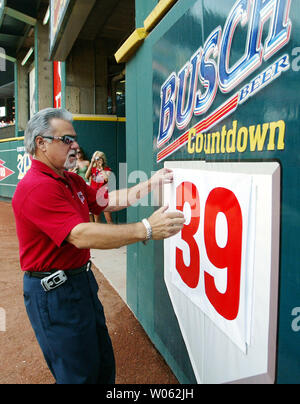 Former St. Louis Cardinals pitcher Al Hrabosky (L) presents Cards