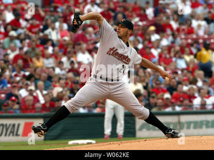 Houston Astros pitcher Andy Pettitte wipes his face with his jersey after  giving up a three-run homer to Los Angeles Dodgers' Nomar Garciaparra in  the third inning of a baseball game in