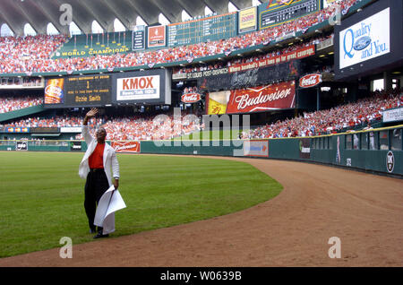 https://l450v.alamy.com/450v/w0639b/former-st-louis-cardinals-shortstop-and-baseball-hall-of-famer-ozzie-smith-waves-to-the-cheering-crowds-after-tearing-down-his-old-number-one-from-the-rightfield-wall-during-a-game-between-the-cincinnati-reds-and-the-st-louis-cardinals-at-busch-stadium-in-st-louis-on-october-2-2005-the-cardinals-will-play-in-a-new-stadium-next-door-next-season-upi-photoscott-rovak-w0639b.jpg