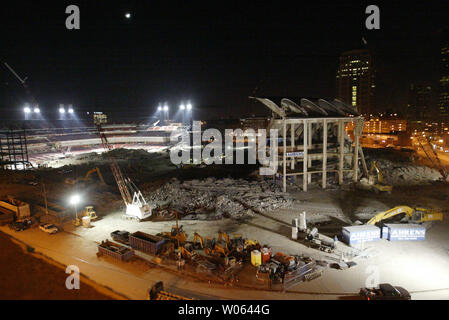 https://l450v.alamy.com/450v/w0644g/as-demolition-of-the-old-busch-stadium-continues-into-the-last-night-work-moves-ahead-at-the-new-busch-stadium-l-in-st-louis-on-december-7-2005-the-remainder-of-the-structure-should-be-down-before-morning-the-cardinals-will-be-playing-their-2006-home-games-in-the-new-facility-on-april-10-upi-photobill-greenblatt-w0644g.jpg