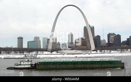 A barge moves slowly up the Mississippi River past the Port St. Louis as low water levels and ice bring new restricitons, in St. Louis on December 10, 2005. The U.S. Coast Guard has issued a safety advisory for a 184-mile section of river from Granite City, IL south to the confluence with the Ohio River. The advisory limits tow size to 30 barges heading north and 25 heading south plus lighter loads. The river stage at St. Louis is 2.5 below the perfered low water mark of 12.5 feet. The shipping channel is now only 10 feet deep. The record low-level was recorded in January 1940 when the river w Stock Photo