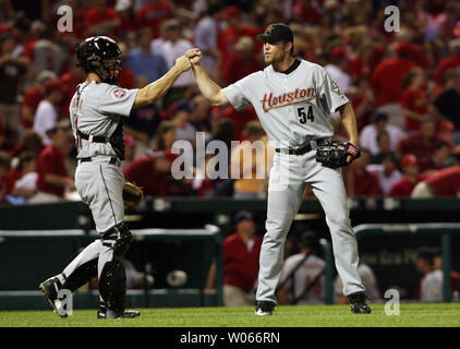 Oct 16, 2004; Houston, TX, USA; Houston Astros defeated the St Louis  Cardinals 5-2 in game 3 of NLCS. Houston Astros reliever pitcher Brad Lidge  pumps his fists and screams as he