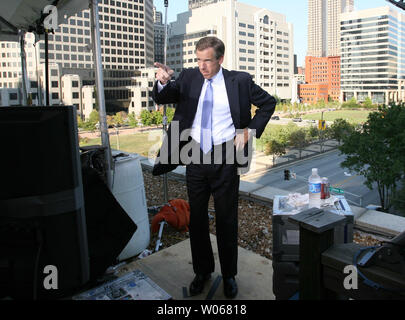 NBC Nightly News anchor Brian Williams gives direction before his broadcast from the roof of a building in St. Louis on August 23, 2006. (UPI Photo/Bill Greenblatt) Stock Photo